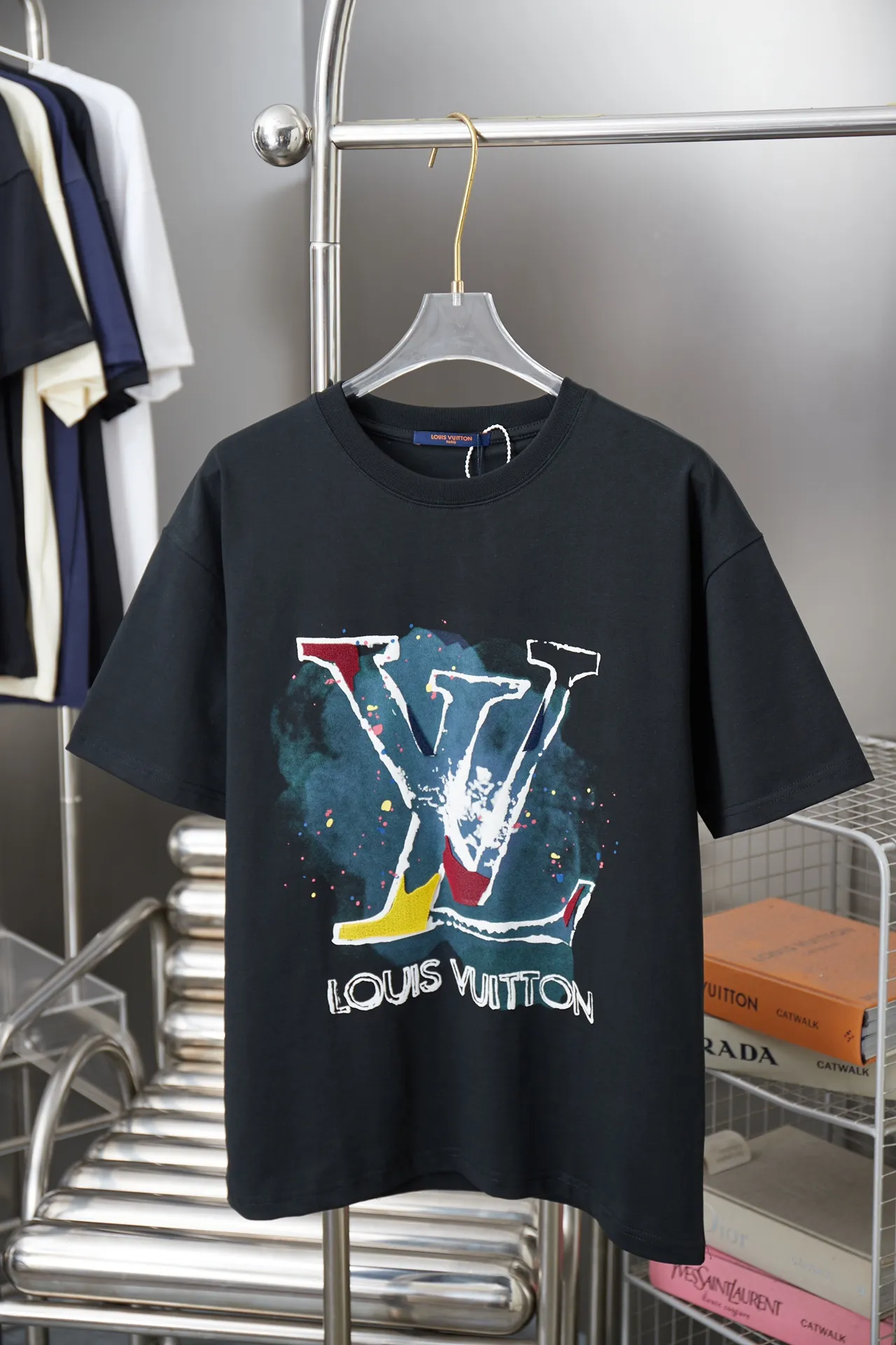 🅿️200 1V 25SS early spring new style Splash-ink graffiti toothbrush embroidered letter short sleeves Light luxury essential item for daily commuting for men and women Correct version Welcome to compare Detailed features · 320g 100% pure cotton double yarn jersey fabric · Custom dyed in the same vat, special thickened 32 pieces double-strand 1X1 thread . Splash-ink graffiti hand-painted LV letter printing · Imported Tajima machine embroidery toothbrush embroidery technology · Double-needle sewing and cross-seam technology · Original main mark, washed tag, brand moisture-proof paper packaging Color: black/white Size: S/M/L/XL